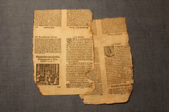 1739 aasta esimese eestikeellse piibli kaante seest leitud 17. sajandist pärit epistlite raamatu fragmentaalid. WAB.